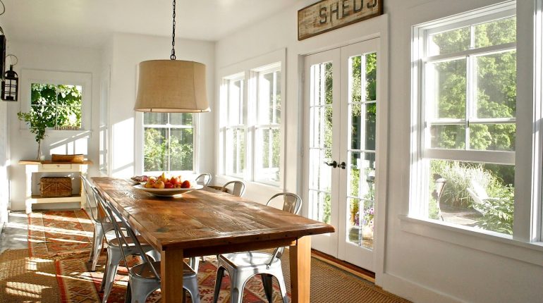 Retractable screens keep your kitchen and dining room fresh, light, and bug free.